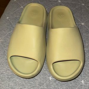 Yeezys slides US size 8